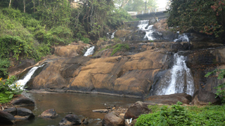 Aruvikkuzhi瀑布